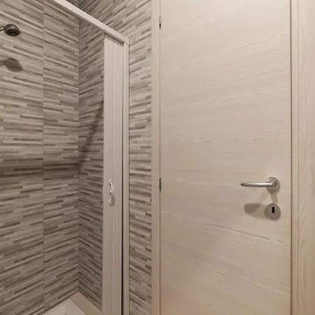 Guesthost - Clodia *